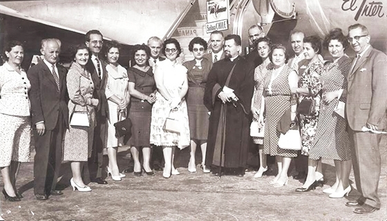 انجمن ارمنی شیلی در فرودگاه سانتیاگو سال 1964 آنترانیگ (چپ)