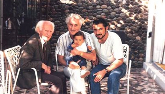 از چپ به راست: آنترانیگ،ناچو پسر آنترانیگ،آندره پسر ناچو و کودک خردسال دیگو پسر آندره در سال 1988