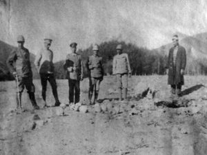 افسران آلمانی به همراه افسران تُرک در کنار اجساد باقی مانده از ارمنیان عکاس آرمین وگنر