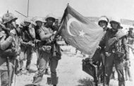 در بیست ژوئیه ۱۹۷۴ نیروی هوایی ترکیه بمباران شمال قبرس را در حالی آغاز نمود که نیروهای پیاده‌نظام این کشور با هدف حفظ وضع موجود آن زمان به این کشور تجاوز کرده بودند.