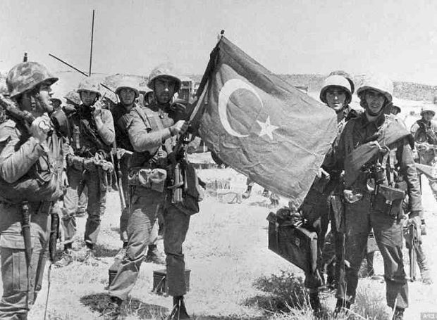 در بیست ژوئیه ۱۹۷۴ نیروی هوایی ترکیه بمباران شمال قبرس را در حالی آغاز نمود که نیروهای پیاده‌نظام این کشور با هدف حفظ وضع موجود آن زمان به این کشور تجاوز کرده بودند.